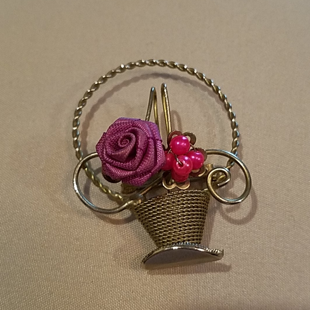 Vintage womens pin/ brooch